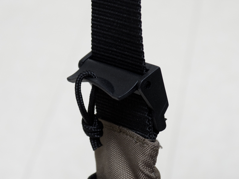 <b>ストラップを伸ばしているところ</b>