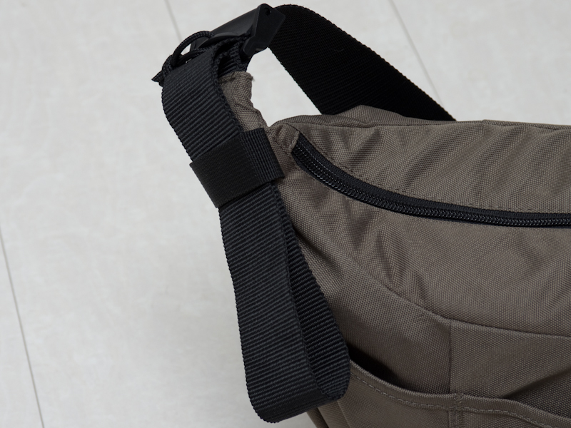 <b>縮めた分のストラップはストッパー下のリングに束ねておける</b>