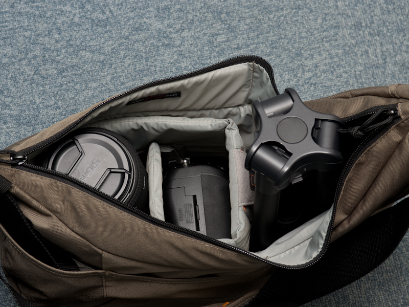 <b>上はニコンD700とシグマAPO 70-200mm F2.8 II EX DG MACRO HSMに加え、折り畳み式三脚のベルボン「ウルトレック45L」の収納を試みたところ。D700とAPO 70-200mm F2.8 II EX DG MACRO HSMは収まったが、三脚が入りきらない</b>