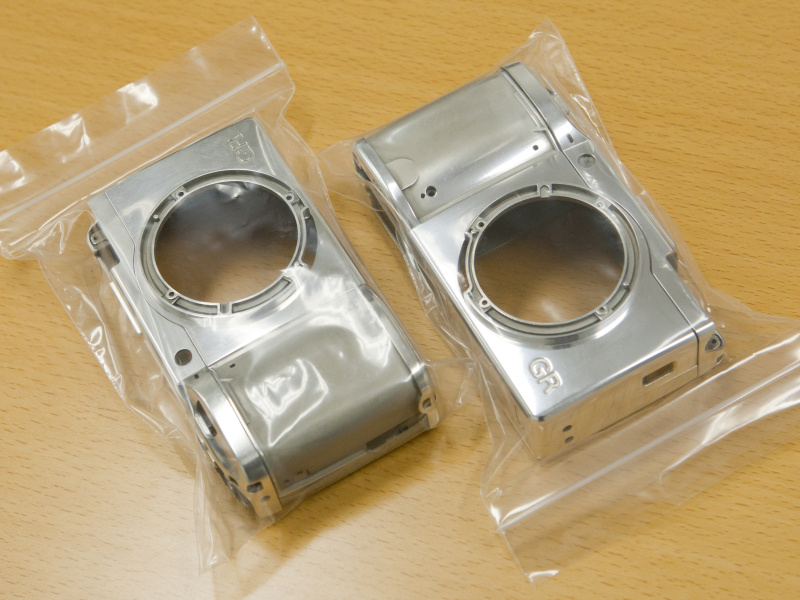 <b>磨き工程直後（プライマー前）のサンプルは、酸化に配慮して袋入りのまま撮影した</b>