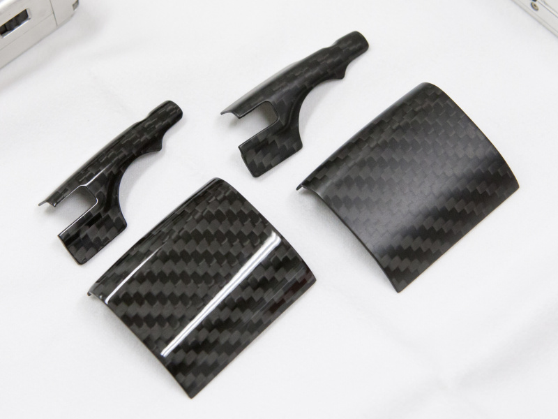 <b>左がクリア、右がマット仕上げのカーボングリップだ。ともに軽量かつ強固に成形されている</b>