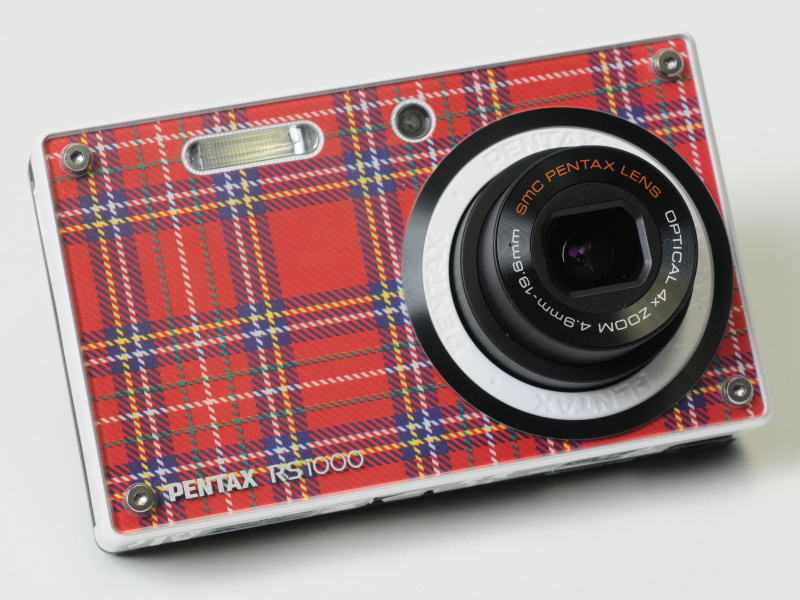 <b>付属のデザインシートを装着したOptio RS1000（ホワイト）</b>