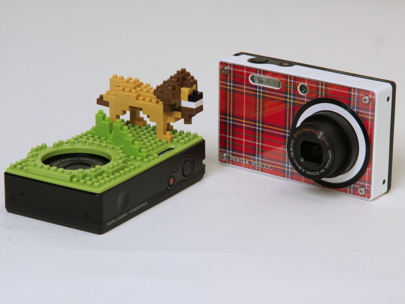 <b>Optio RS1000（右）とOptio NB1000（左）</b>