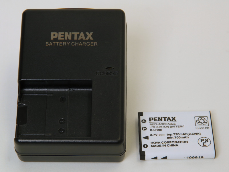 <b>付属のバッテリー「D-LI108」（右）とチャージャー</b>