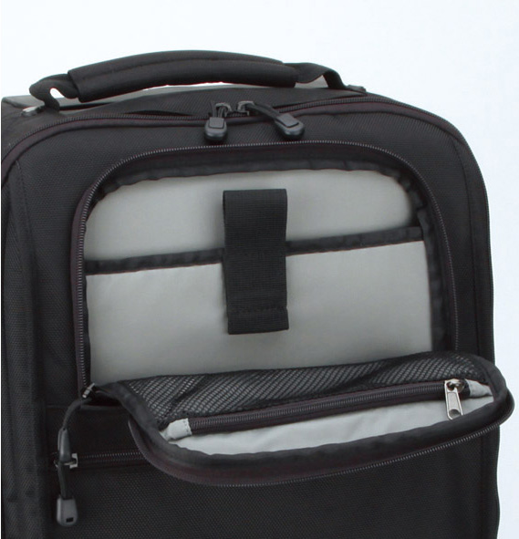 <b>小物類を収納できるポケットを備える</b>