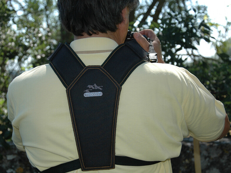 <b>アクティブカメラストラップ サファリ（着用例）</b>