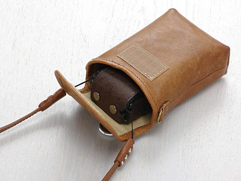 <b>縦吊りストラップを装着したまま収納できる</b>