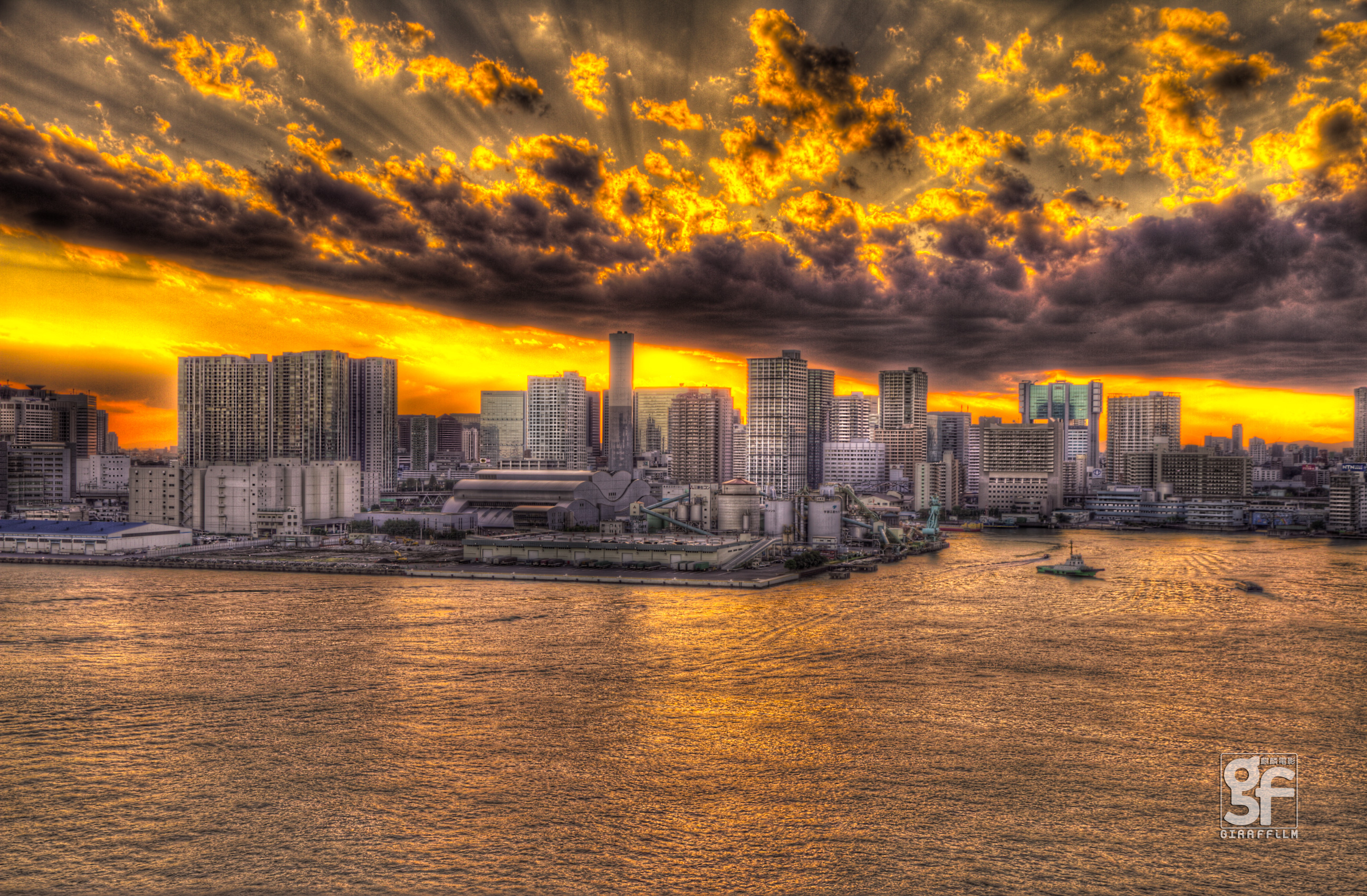 <b>最近、HDR技術を用いて作成した印象的な画像をよく見かけるようになってきた。このような白飛びも黒潰れもほとんど無く、普段は見落とすようなディテールが強調された、まるで絵画のような画像だ。今回はそれを静止画として楽しむだけでなく、いっそ動画にして楽しんでみようという企画だ</b>