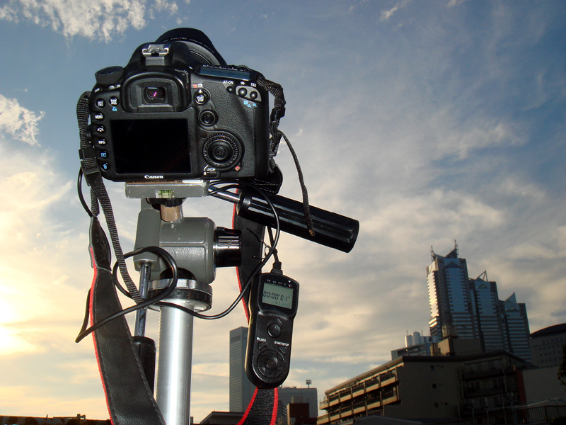 <b>今回はEOS 7Dを使用したが、動画撮影機能を使うわけではないので上記を満たしているカメラであれば別のカメラでも問題ない。レンズは「EF-S 15-85mm F3.5-5.6 IS USM」を使用した</b>