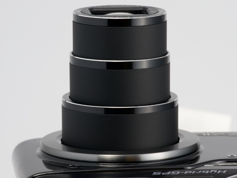 <b>こちらはズームの望遠端。10倍ズームのわりにはそれほど長くは伸びない</b>