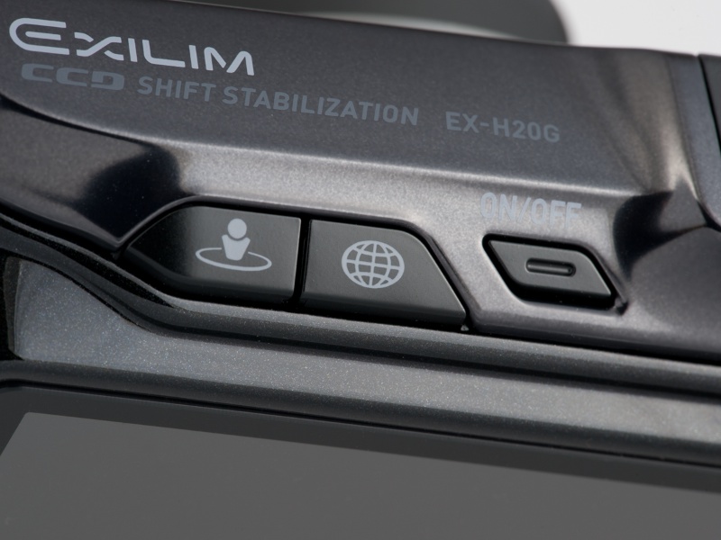 <b>右の「地図」ボタンを押すと画面に地図が表示される。左の「現在位置」ボタンを押すと、今いる場所を中心にした地図に切り替わる</b>