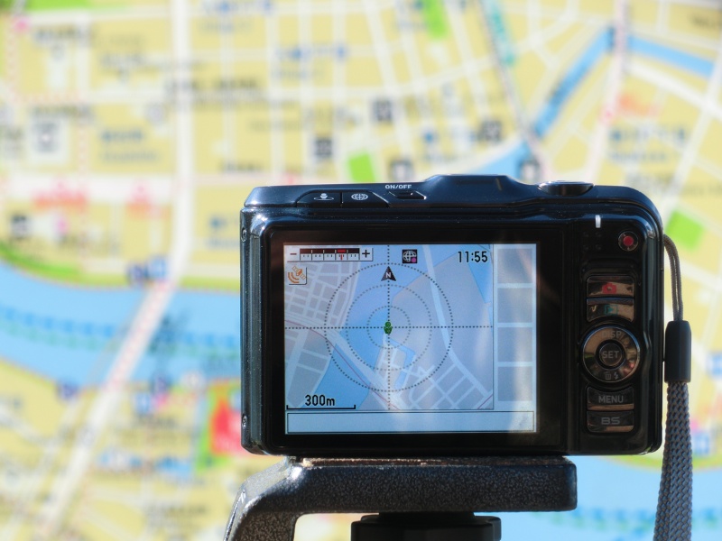 <b>屋外で地図を表示してみた。画面左上のアイコンは電波受信状態を示すもの。十字キーで移動、ズームレバーで拡大/縮小が可能だ</b>