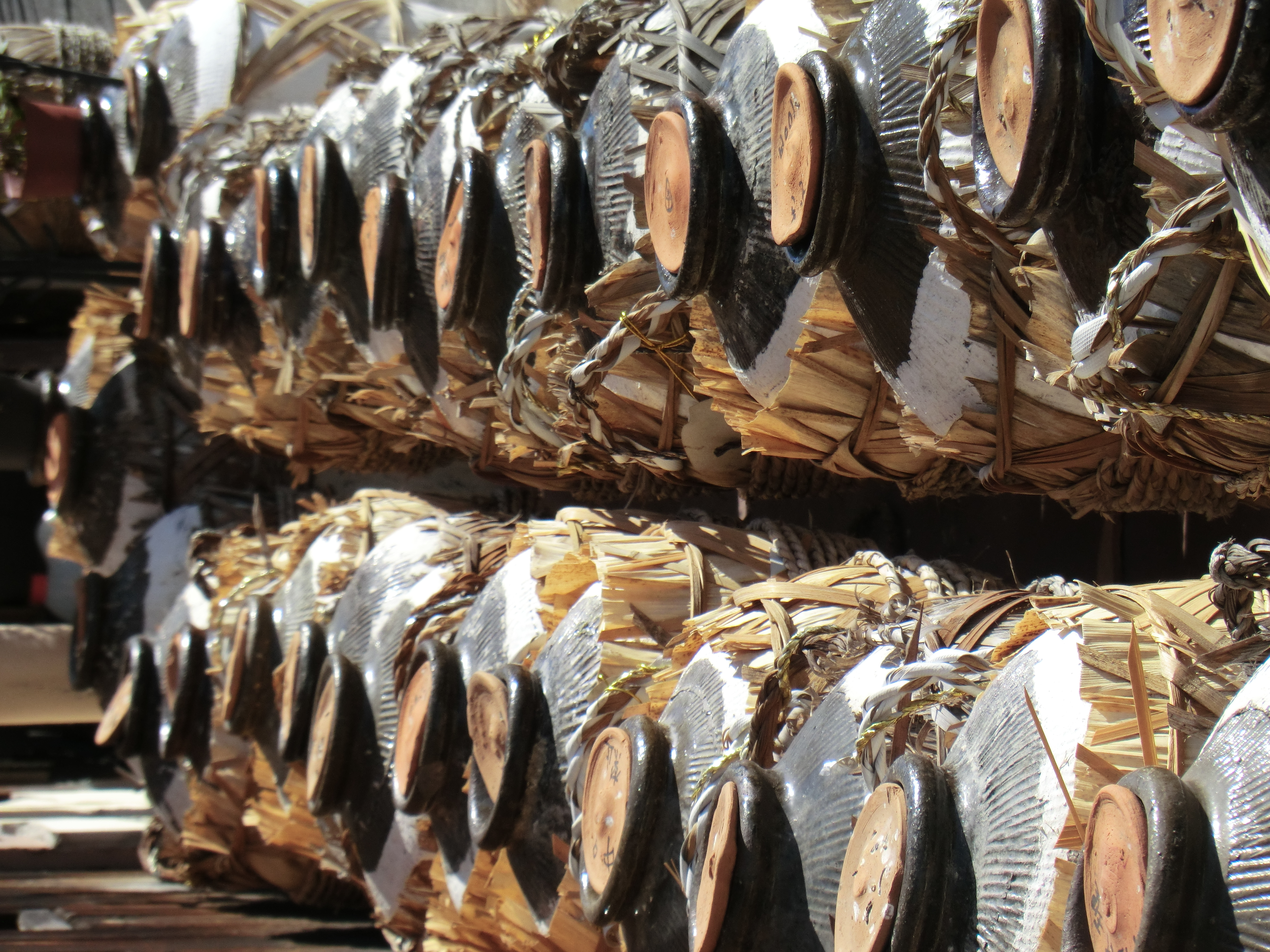 <b>中華料理屋さんの店先に並べてあるお酒のカメ。望遠側にすると、コンパクトカメラなりにぼけてくれる<br>4,320×3,240 / 1/500秒 / F4.8 / 0.3EV / ISO80 / WB:オート / 30.1mm（168mm相当）</b>