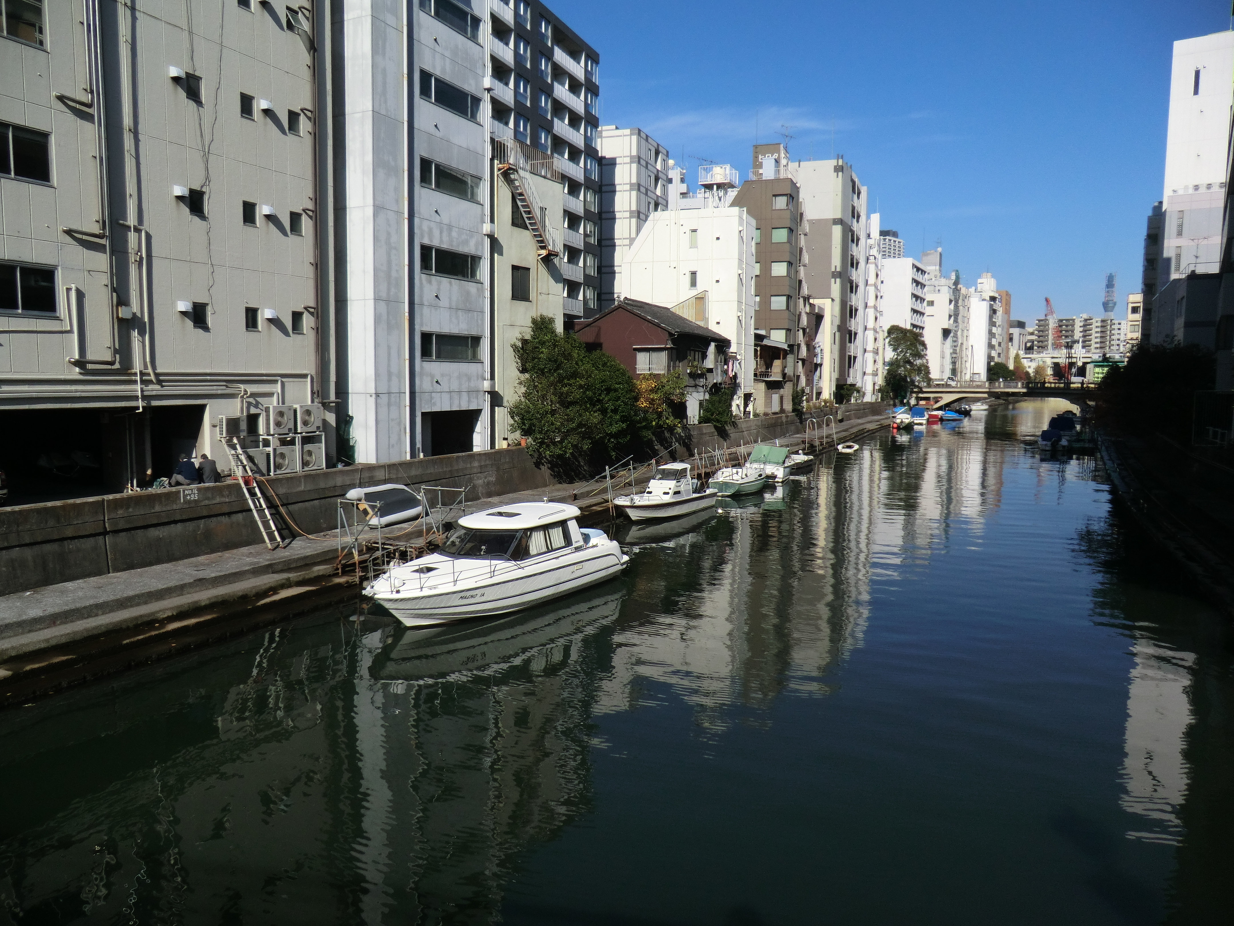 <b>これは隅田川からちょっと外れた運河の橋の上から撮ったカット。右端にスカイツリーがちょっぴり見えている<br>4,320×3,240 / 1/320秒 / F7.5 / -0.7EV / ISO80 / WB:オート / 4.3mm（24mm相当）</b>