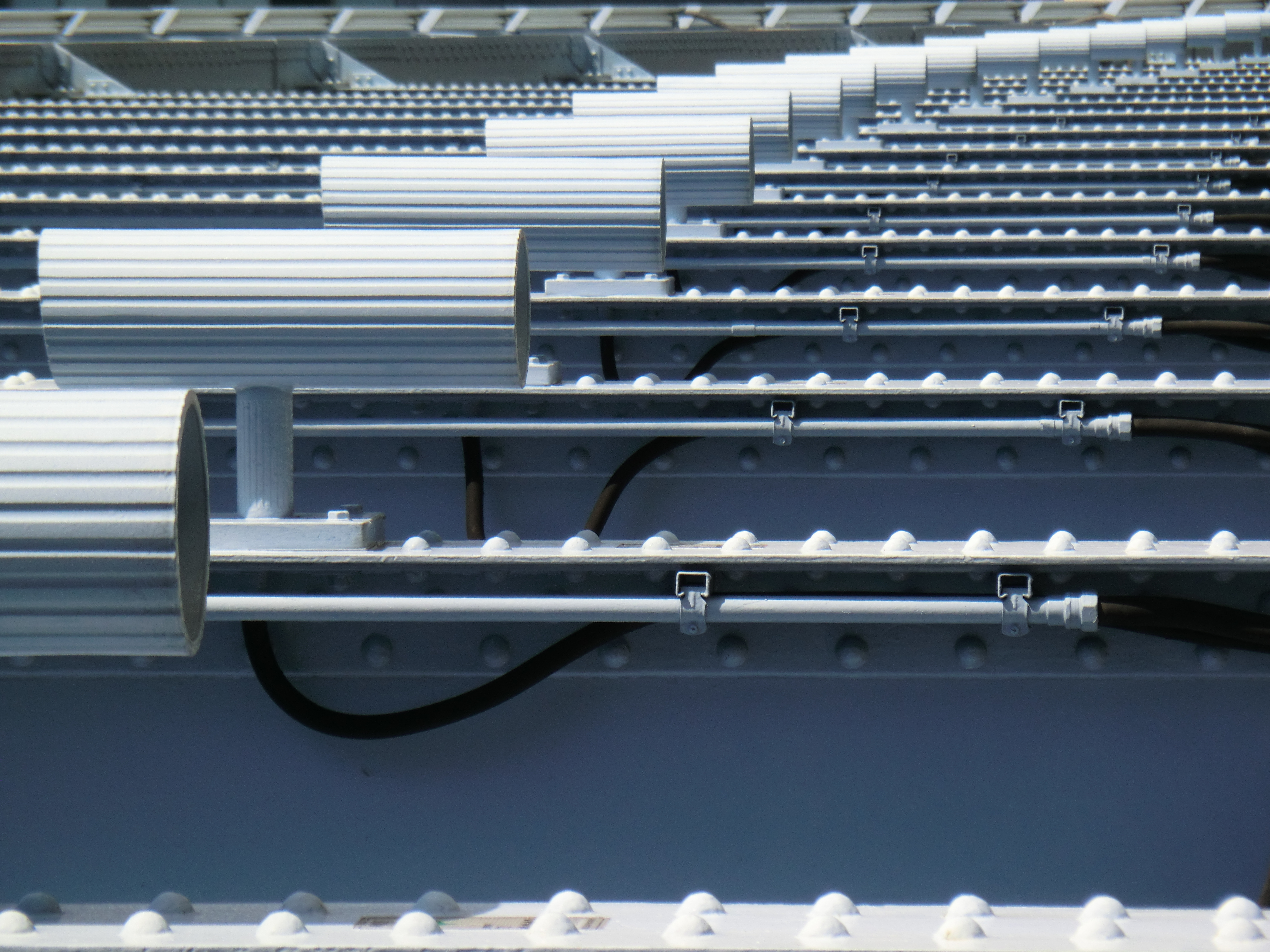<b>永代橋のアーチを支えるごつい柱。夜はライトアップされてきれい<br>4,320×3,240 / 1/400秒 / F5.7 / 0.3EV / ISO80 / WB:オート / 43mm（240mm相当）</b>