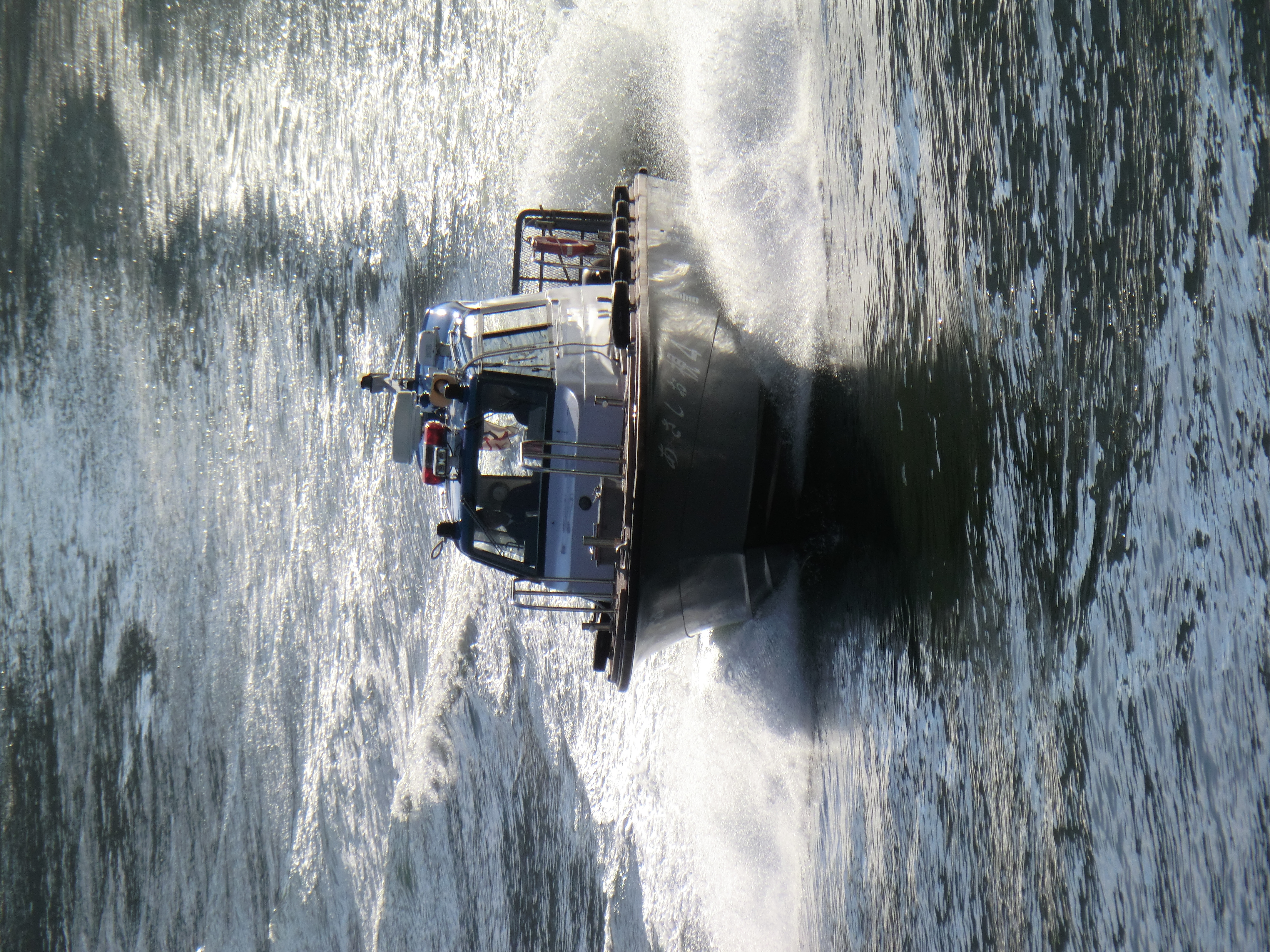 <b>永代橋の上で撮っていたところにやってきた警視庁の警備艇。10倍ズームはこういうときに便利だ<br>4,320×3,240 / 1/640秒 / F5.7 / 0EV / ISO80 / WB:オート / 43mm（240mm相当）</b>