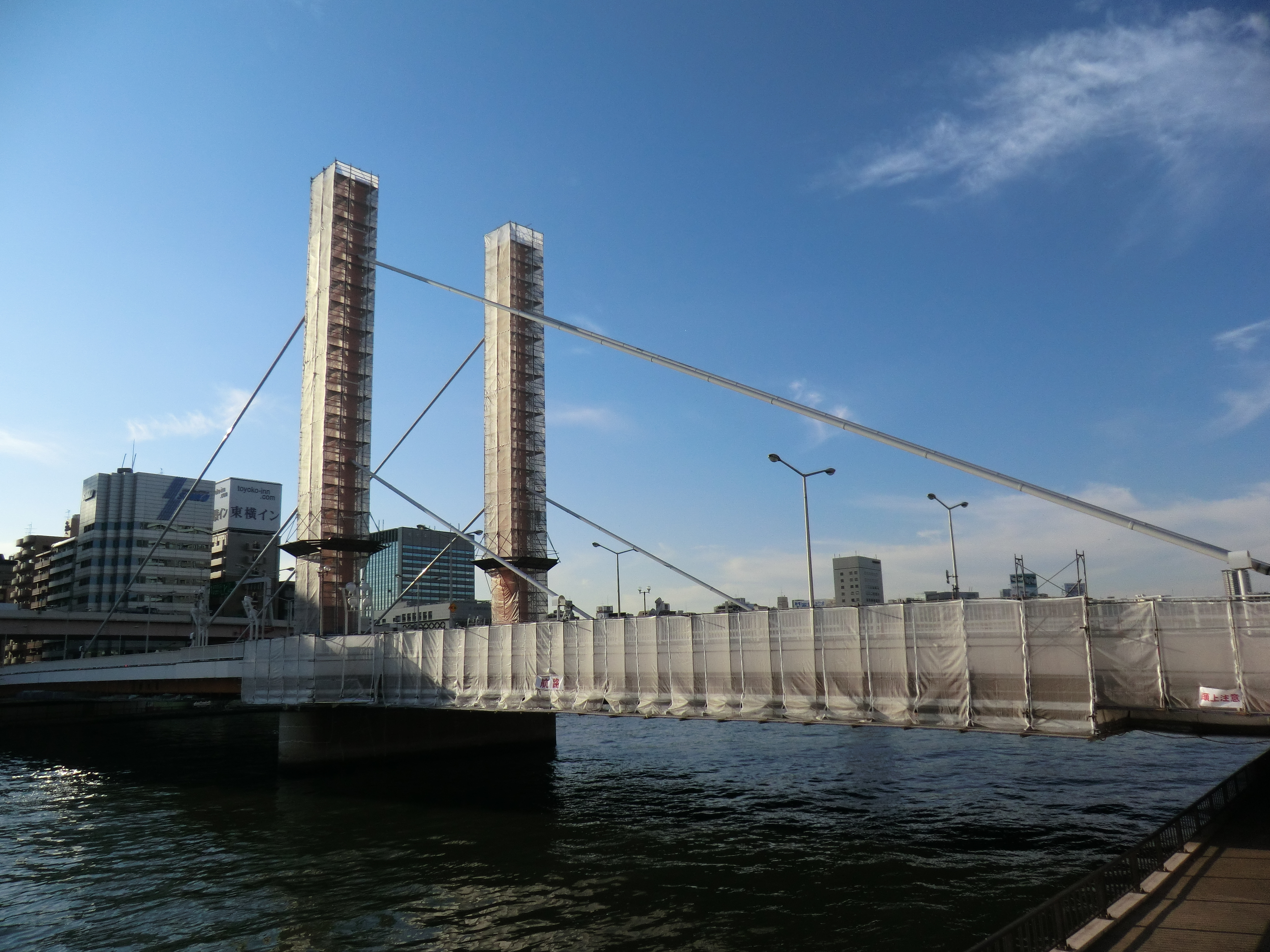 <b>工事がつづいている新大橋。永代橋とか清洲橋とかに比べるとちょっと地味なデザイン<br>4,320×3,240 / 1/320秒 / F7.5 / 0.3EV / ISO80 / WB:オート / 4.3mm（24mm相当）</b>