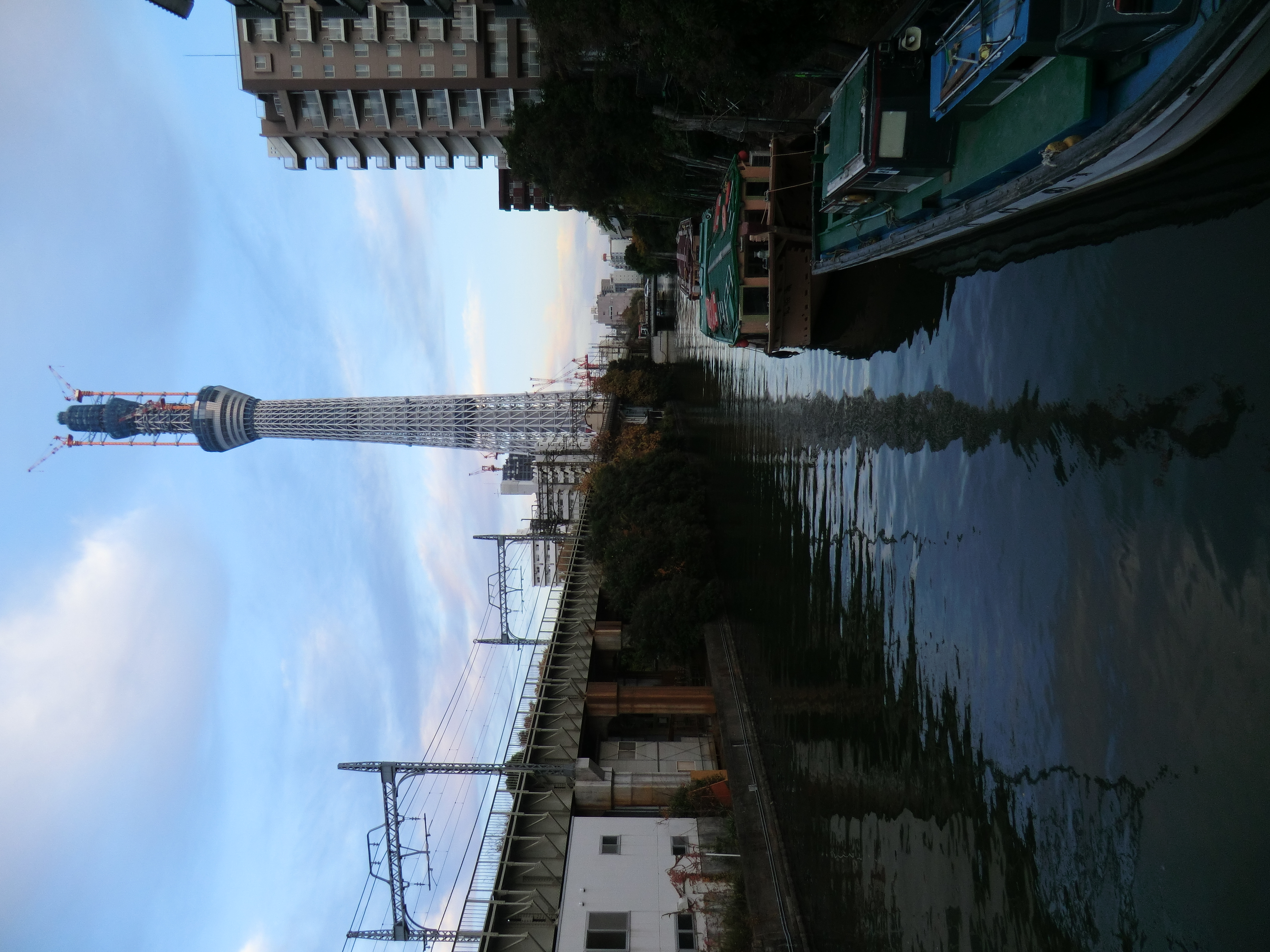 <b>蔵前橋で感度の比較作例を撮って、さらに歩いて墨田区役所の近くから建設中のスカイツリー。てっぺんのあたりの画質の崩れがちょっと気になる<br>4,320×3,240 / 1/80秒 / F3.2 / 0EV / ISO80 / WB:太陽光 / 4.3mm（24mm相当）</b>