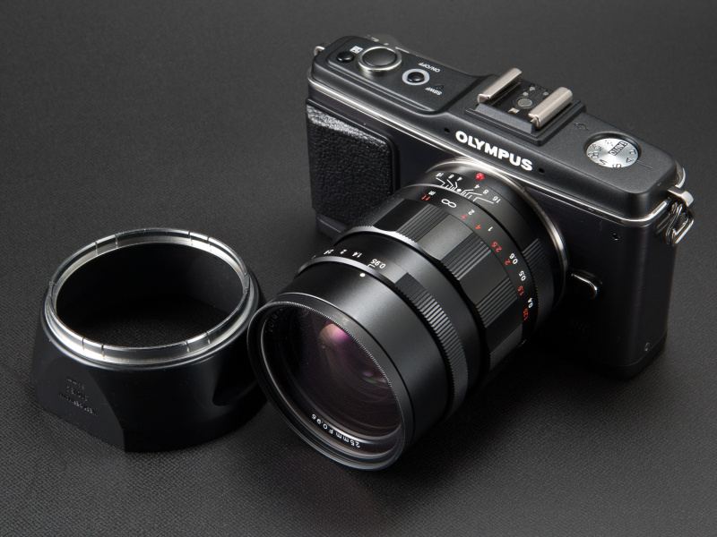 <b>締め付けの強いカブセ式なので、レンズが傷つかないように52mm径保護フィルターの上から装着する</b>