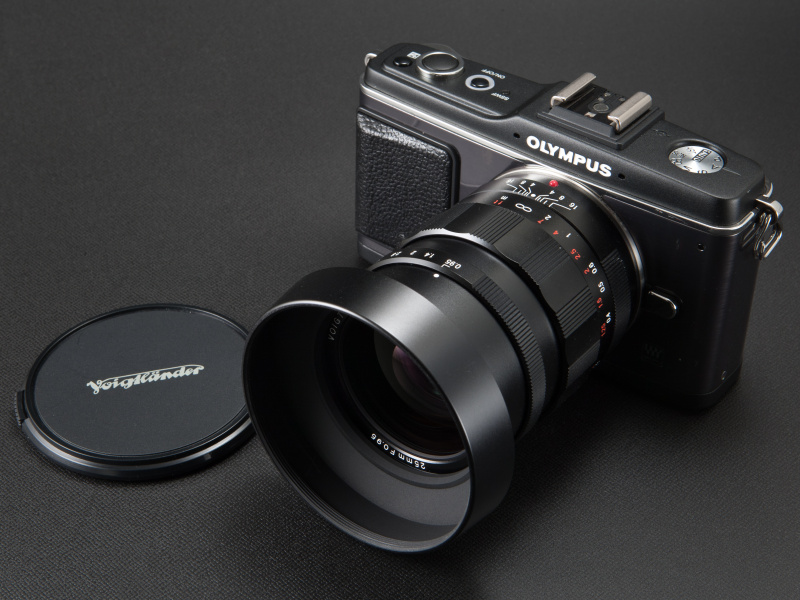 <b>純正レンズフードはキャップが付属している。実用性に配慮した仕様が好印象だ</b>