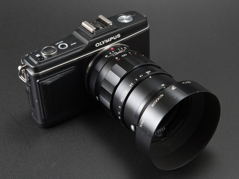 <b>ニッコール50mm F1.4用フードはレンズと連なりが自然で、一体感のあるドレスアップだ</b>