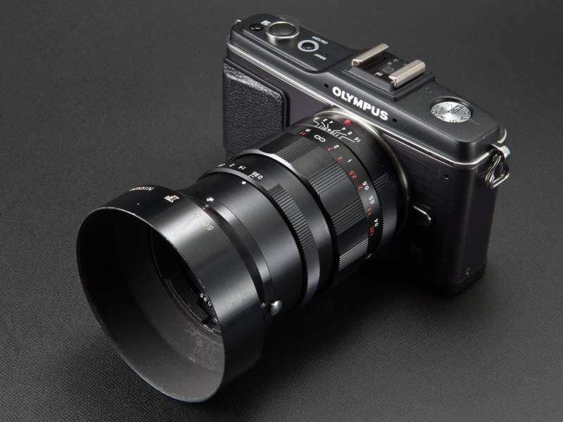 <b>ハメコミ式を採用しており、両サイドにあるボタンを押し込んでレンズに装着する</b>