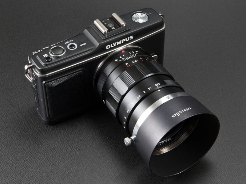 <b>D54KEは固定ネジを用いたシンプルなカブセ式フードだ。「minolta」のロゴデザインがいまあえて新鮮だ</b>