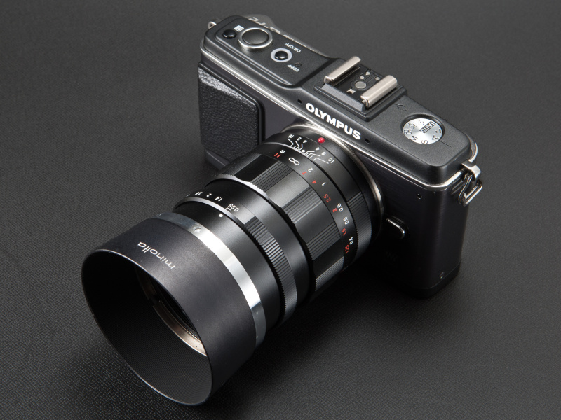 <b>わずかにテーパーのかかったスリムなデザインだ。単なる円筒形よりも洗練を感じる</b>