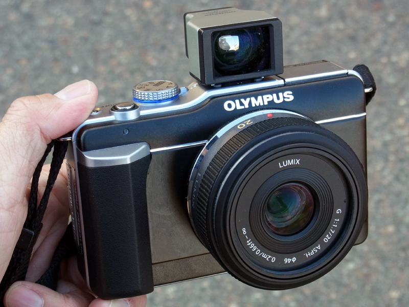 <b>オリンパス「E-PL1」に光学ファインダー「VF-1」とパナソニック製「LUMIX G 20mm F1.7 ASPH.」（ライカ判換算40mm相当）を装着。VF-1の画角は35mm相当だが、実は40mm相当のレンズにも使えるのだ</b>