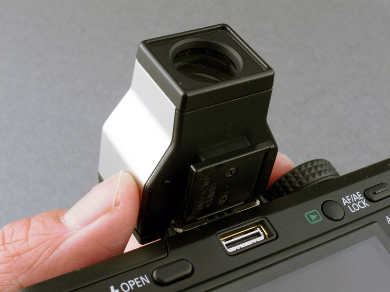 <b>ところが残念なことに、DMC-GF1のアクセサリーシューにはVF-1がきつすぎて装着できない</b>