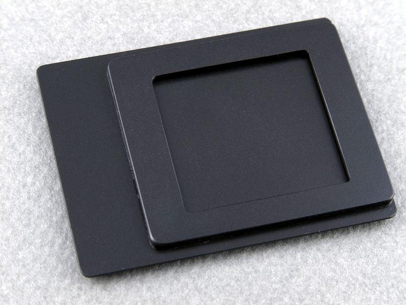 <b>全てのパーツを接着し、タミヤカラースプレー「セミグロスブラック」で塗装するとカバーが完成する。これは表側で、フィルムのフタを差し込むホルダーがある</b>