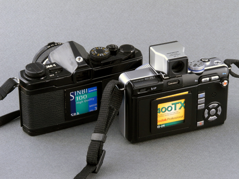 <b>オリンパスのフィルム一眼レフ「OM-1」と並べてみたが、この時代のカメラには裏蓋に「フィルムの蓋ホルダー」を装備したものが多かった。そして1台にカラーリバーサルを入れ、もう1台にモノクロネガを入れたりして、使い分けをしていた</b>