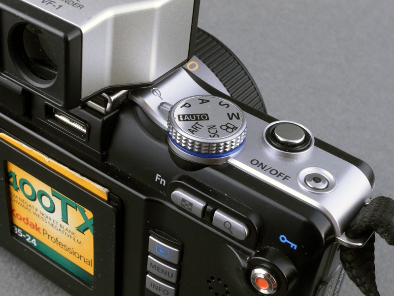 <b>露出モードは「P」に固定。シャッターボタンの半押しでAFロックし、必要に応じてFnボタンでAEロックする。カメラの操作部はこの2カ所のみだ</b>