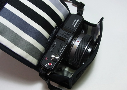 <b>LUMIX G 20mm F1.7 ASPH.装着時の収納例。少し膨らむが収納できる</b>