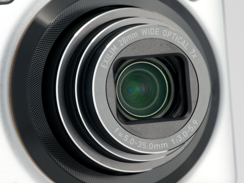<b>28-196mm相当の光学7倍ズームを搭載。開放F値は少し暗め。手ブレ補正はセンサーシフト式だ</b>