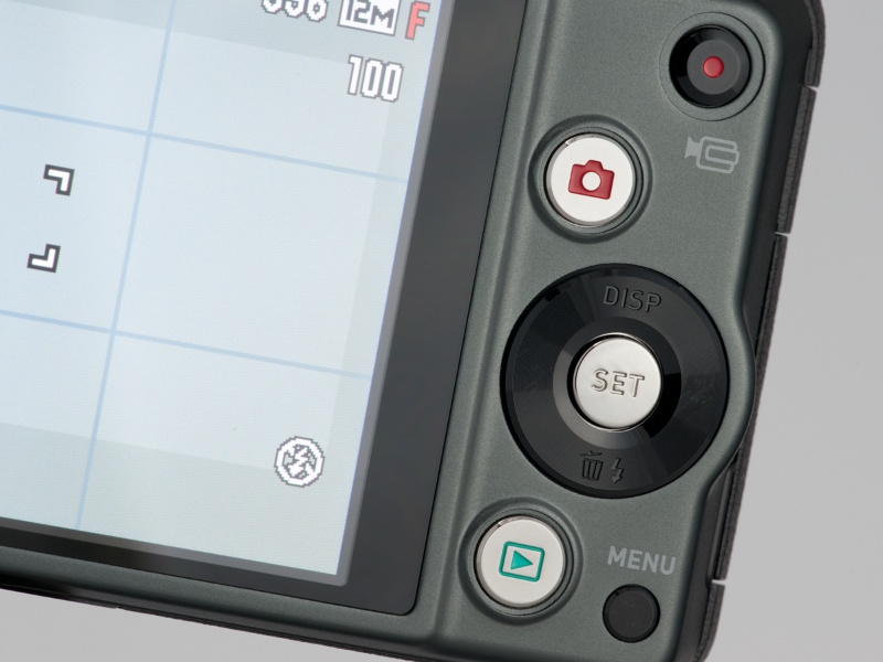 <b>背面の操作部。液晶モニターが大型化した影響もあってか、「BS」ボタンが消え、「MENU」ボタンも小さくなった</b>