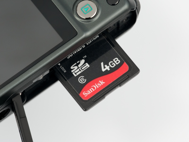 <b>記録メディアは内蔵メモリが62.1MBとSD/SDHC/SDXCメモリーカード。電源は容量1,200mAhの「NP-110」を使用する</b>