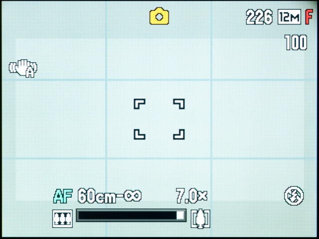 <b>光学ズームのみで望遠側にめいっぱいズームした状態。ちなみに、外側の薄いマスクは動画の撮影範囲を示している</b>