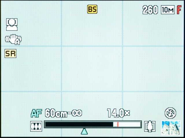 <b>「マルチ超解像ズーム」設定時の画面。緑の三角が光学ズームの望遠端で、14倍より右側はデジタルズームの領域を示す</b>