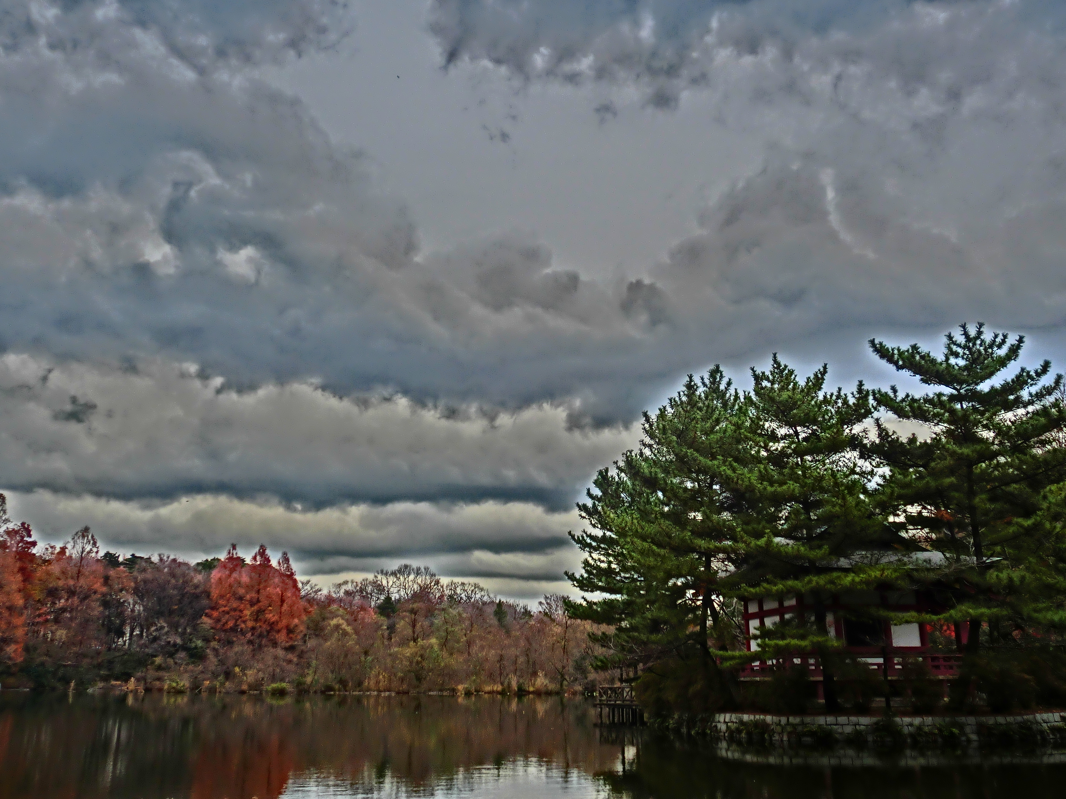 <b>HDRアート<br>3,648×2,736 / 1/1000秒 / F3 / 0EV / ISO100 / WB:太陽光 / 5mm（28mm相当）</b>