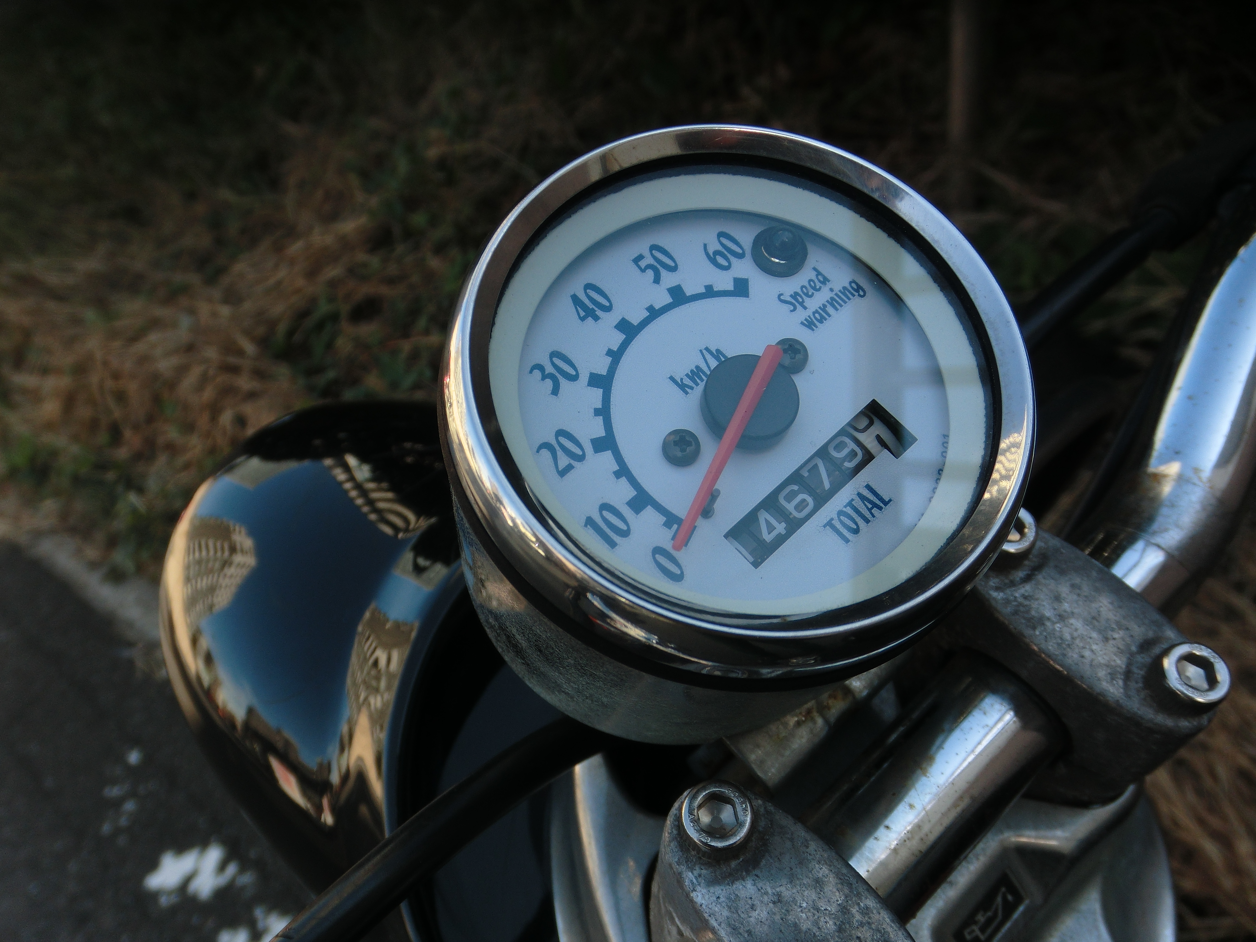 <b>道ばたに駐めてあったバイクのスピードメーター。ピクセル等倍で見ると、塗装にひびが入っているのが見えたりする<br>EX-ZR10 / 4,000×3,000 / 1/400秒 / F3 / -0.7EV / ISO100 / WB:オート / 5mm（28mm相当）</b>