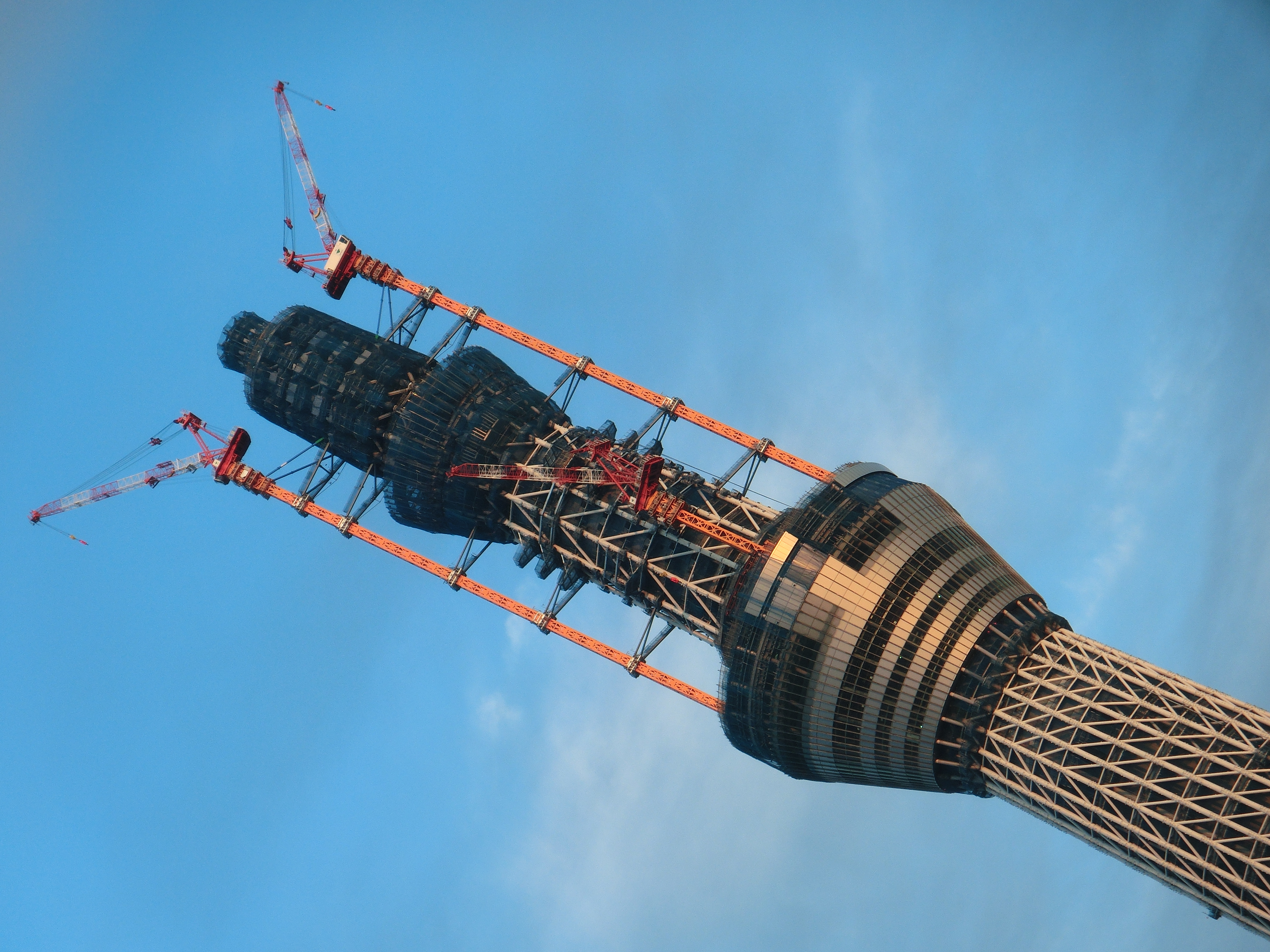 <b>500m超え目前だったころのスカイツリー。クレーンの描写とかは、コンパクトカメラとしてはなかなかいいレベルだと思う<br>EX-ZR10 / 4,000×3,000 / 1/100秒 / F4.8 / 0EV / ISO100 / WB:オート / 23.8mm（135mm相当）</b>