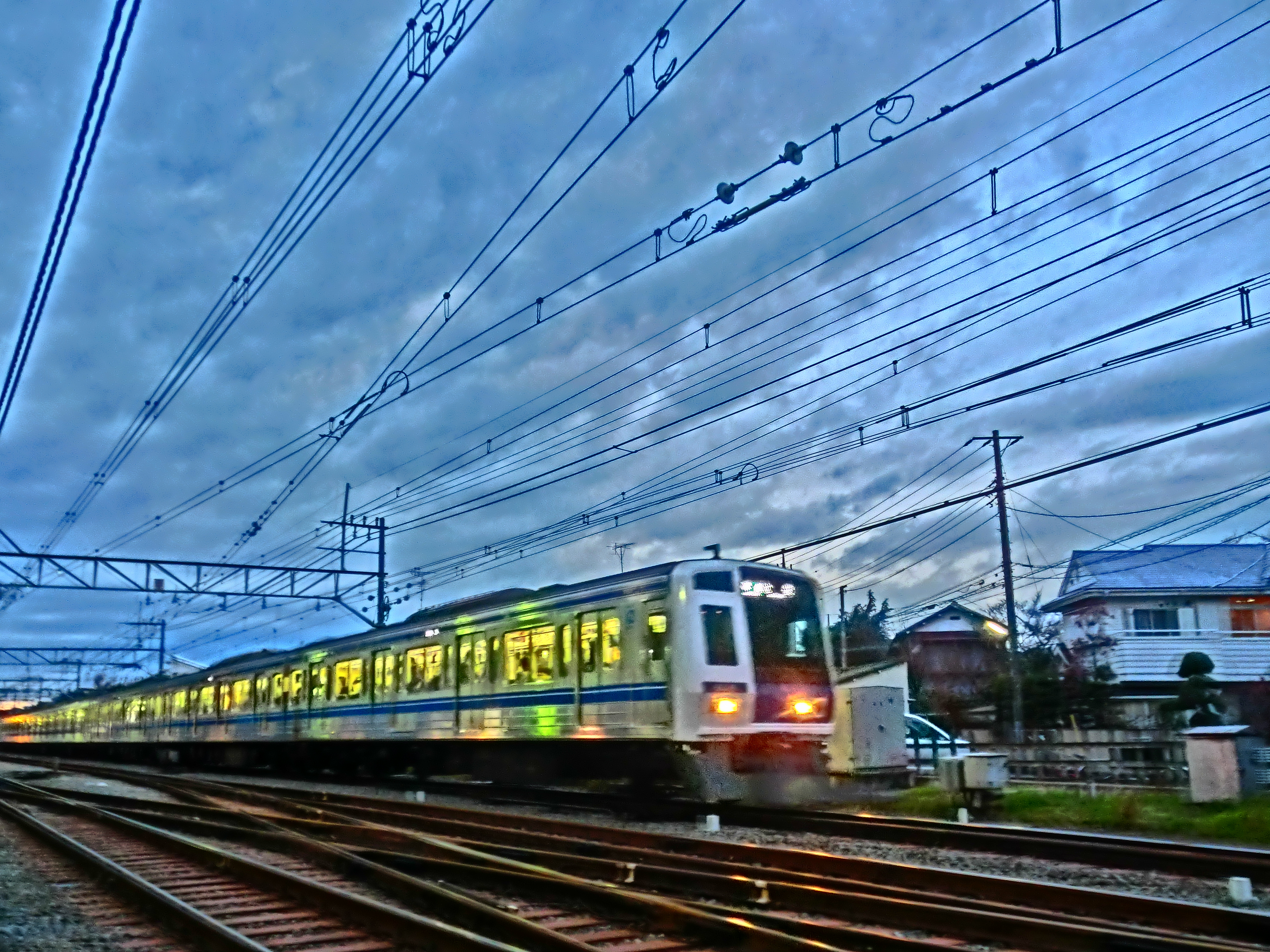 <b>ここからは「HDRアート」で撮ったもの。被写体が動いている場合は、その部分だけは合成なしで処理するらしく、走る電車も問題なしだった<br>3,648×2,736 / 1/50秒 / F3 / 0EV / ISO400 / WB:オート / 5mm（28mm相当）</b>