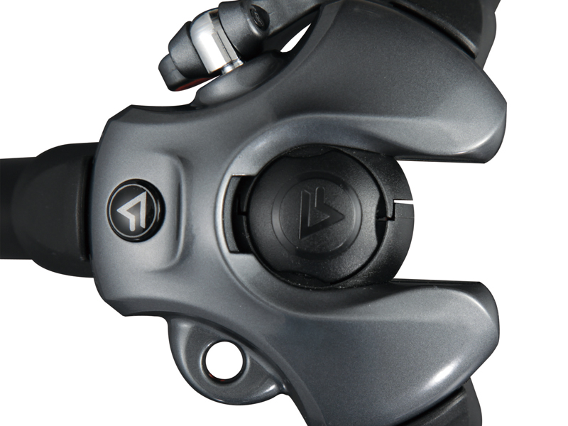 <b>オープンキャノピーデザインと呼ぶセンターコラムの反転機構を搭載。三脚本体は上から見るとC字型に見える</b>