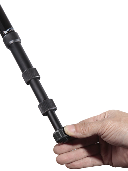 <b>先端をひねることで伸縮できるクイックツイストロックを備える</b>