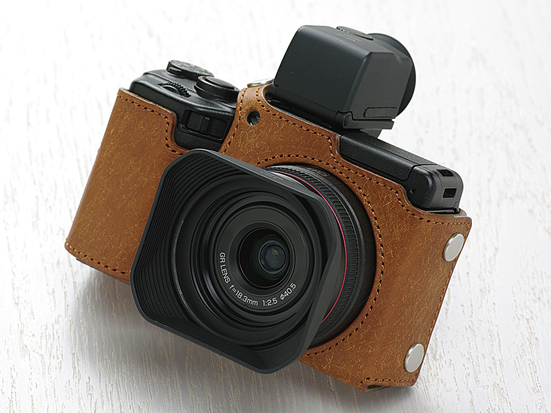 <b>GXRへの装着例。EVFの装着に対応する</b>