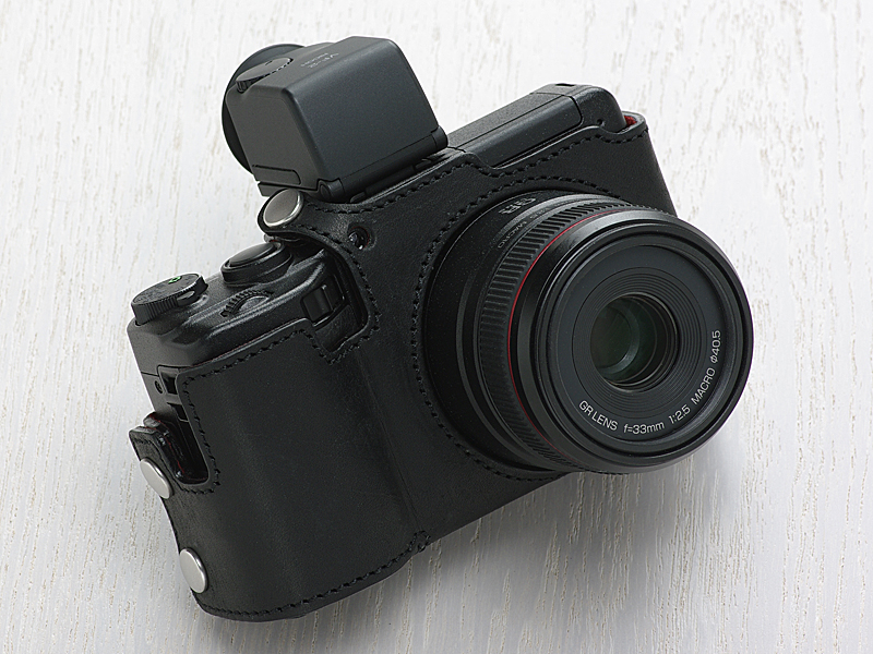 <b>グリップ部分と底板は金属板により型崩れを防いでいる</b>