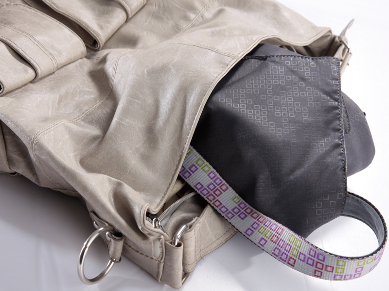 <b>バッグから取り出しているところ</b>