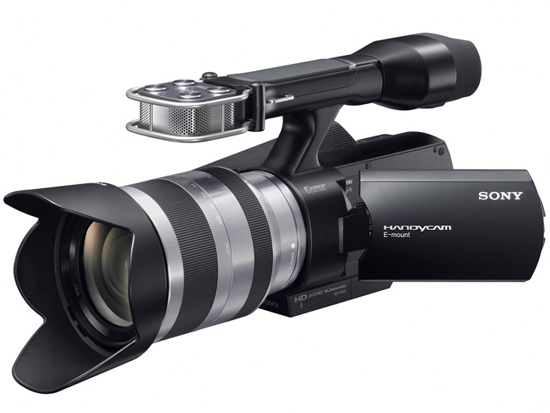 <b>Eマウントを採用するソニーのハンディカムNEX-VG10。9月に発売。11月にはスーパー35mmフォーマットの業務用Eマウントカメラも発表している</b>