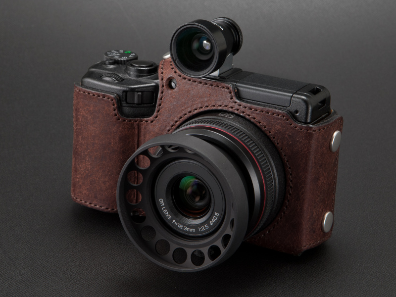 <b>28mm View Finder Mは2万4,500円。YAMAスペシャルパーツの40.5mmワイドレンズフードは6,000円だ</b>